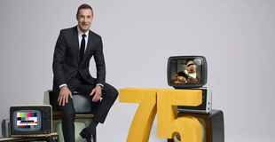 Kai Pflaume präsentiert „75 Jahre ARD – Die große Jubiläumsshow“ Bild: ARD/​Marc Rehbeck/​Montage